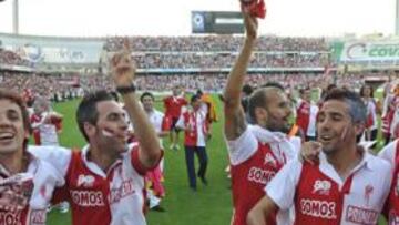 <b>FELICIDAD. </b>El Granada celebró el ascenso por todo lo alto.