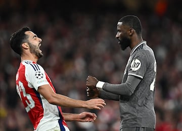 Duelo entre el jugador del Real Madrid, Antonio Rdiger, y el jugador del Arsenal, Mikel Merino.