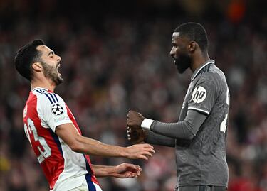 Duelo entre el jugador del Real Madrid, Antonio Rüdiger, y el jugador del Arsenal, Mikel Merino.