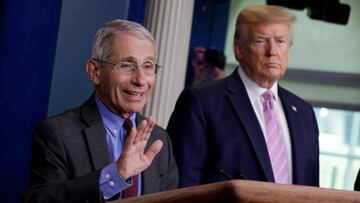 El Dr. Anthony Fauci hablando mientras el presidente de los Estados Unidos, Donald Trump, escucha durante la sesi&oacute;n informativa diaria de respuesta al coronavirus en la Casa Blanca en Washington, EE. UU., 10 de abril de 2020.