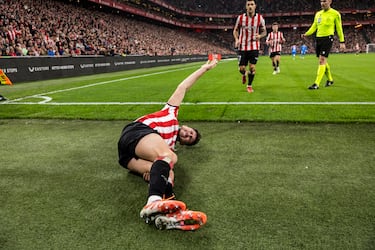 El defensa del Athletic sufre una lesión muscular tras una carga hombro con hombro con Nahuel Molina por la línea de fondo.