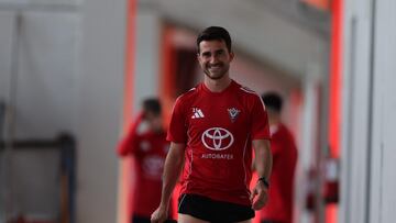 Sergio Postigo, sonriente tras un entrenamiento con el Mirandés.