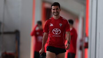 Sergio Postigo, sonriente tras un entrenamiento con el Mirandés.