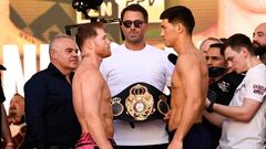 Saúl 'Canelo' Álvarez y Dmitry Bivol en el cara a cara previo a su enfrentamiento.