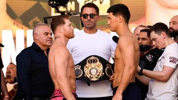 Saúl 'Canelo' Álvarez y Dmitry Bivol en el cara a cara previo a su enfrentamiento.