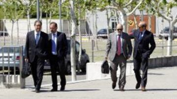 Tino Fern&aacute;ndez, presidente del Deportivo; &Aacute;ngel Torres, presidente del Getafe; Miguel Concepci&oacute;n, presidente del Tenerife, y Manuel Llorente, expresidente del Valencia, a su llegada a la junta directiva de la FEF.