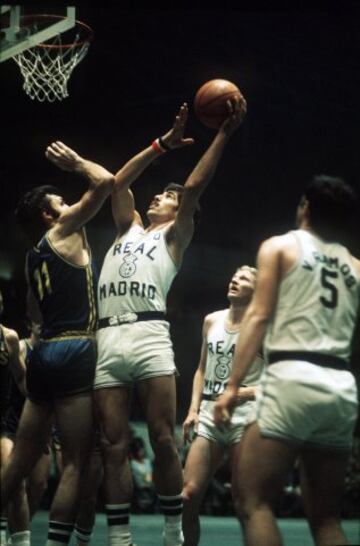 1974. Real Madrid-Varese. Lleg¨® Szczerbiak y el Madrid gan¨® la triple corona. Corbal¨¢n se consagr¨® en la final.