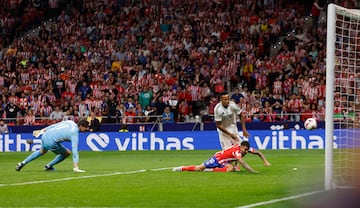 1-1. Balón al espacio para Ángel Correa, dribla a Thibaut Courtois en el mano a mano y con la oposición de Militao, anota a puerta vacía para igualar el marcador en el minuto 93.