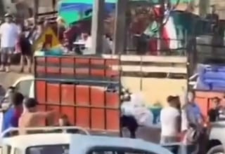 Violenta pelea entre hinchas de la U y Colo Colo entorpece llegada de ayuda a damnificados en Lirquén