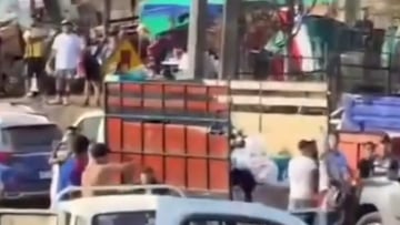 Violenta pelea entre hinchas de la U y Colo Colo entorpece llegada de ayuda a damnificados en Lirquén