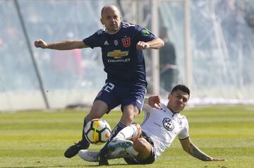 Lorenzetti lucha con Baeza en un Superclásico entre Colo Colo y la U (Crédito: Photosport).