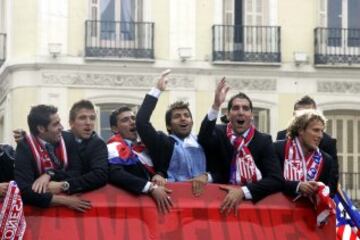Raúl García celebra con el resto del equipo la Europa League ganada en Hamburgo en 2010.