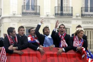 Raúl García celebra con el resto del equipo la Europa League ganada en Hamburgo en 2010.
