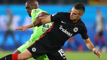 Rafael Santos Borré durante un partido con Eintracht Frankfurt.
