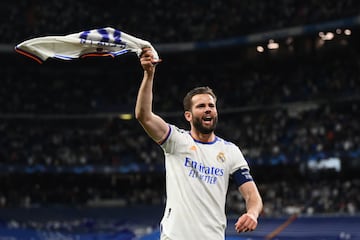 Nacho ondea una camiseta del Real Madrid.