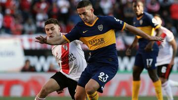 Boca Juniors' midfielder Ivan Marcone (C) vies for the ball with River Plate's defender Gonzalo Montiel (L) during their Argentina First Division 2019 Superliga Tournament football match at the Monumental stadium, in Buenos Aires, on September 1