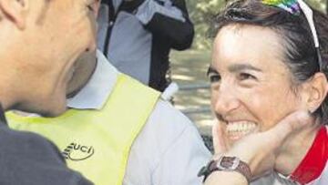 <b>EXULTANTE. </b>El seleccionador, Juan Carlos Martín, felicita a Joane Somarriba tras cazar la plata.