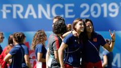 Las jugadoras de la selecci&oacute;n espa&ntilde;ola,Patri Guijarro (i) y Leila Ouhabi (d), en el c&eacute;sped del Stade Auguste Delaune Reims).