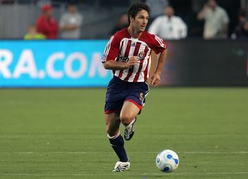 Ante Razov es un hijo de inmigrantes croatas que triunfó enfundado en la camiseta del Chicago Fire, club con el que anotó 76 goles en 155 partidos en 7 temporadas. Su carrera la inició en Los Angeles Galaxy donde únicamente pudo anotar una vez para terminar mudándose a Chicago. Después estuvo una temporada en el Columbus Crew y al anotar nada más un gol, fue traspasado al MetroStars, club con el que marcó 6 tantos en una temporada. Su carrera la terminó en Chivas USA donde jugó temporadas y consiguió 30 goles para así sumar sus 114 tantos en total.