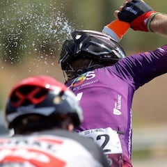 Medias con hielo y 300 bidones contra el calor extremo