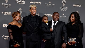 Soccer Football - Ballon d'Or - Arrivals - Theatre du Chatelet, Paris, France - September 22, 2025
FC Barcelona's Lamine Yamal poses for a photo with his family REUTERS/Benoit Tessier