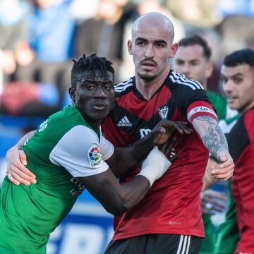 El exoviedista ya se ha ganado a la afición oscense. Su llegada con gol y los tres puntos sumados ante el Mirandés le permiten ganar confianza. En su primer partido, la apuesta de Ziganda ha salido bien.
