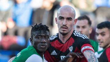 Obeng pugna con un defensor del Mirandés.