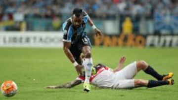 Buffarini trata de quitarle el balón a Fernandinho durante el encuentro de Copa Libertadores entre Gremio de Porto Alegre y San Lorenzo.