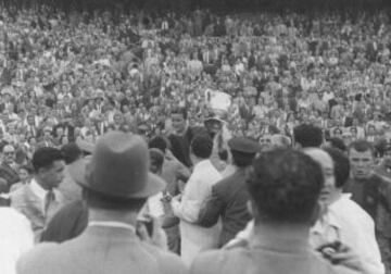 El jugador del Barcelona Gonzalvo III recogiendo la Copa del Generalísimo tras vencer al Athletic de Bilbao en la final de 1953 (21-06-1953).