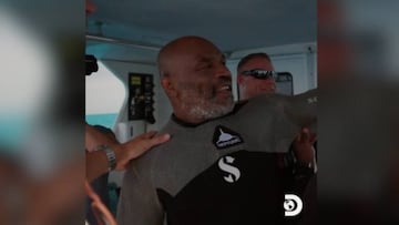 La nueva hazaña de Mike Tyson rodeado de tiburones