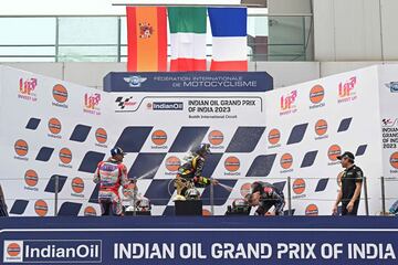 Marco Bezzecchi, Jorge Martín y Fabio Quartararo celebran en el podio sus primeros puestos en la carrera del GP de India.