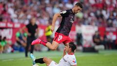 SEVILLE, SPAIN - OCTOBER 08: Oliver Torres of Sevilla FC  tackles Oscar de Marcos of Athletic Club during the LaLiga Santander match between Sevilla FC and Athletic Club at Estadio Ramon Sanchez Pizjuan on October 08, 2022 in Seville, Spain. (Photo by Aitor Alcalde/Getty Images)