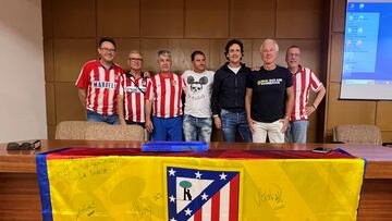 Jordi Lardín y José Antonio García Calvo, con los miembros de la directiva de la Peña Atlética Un Sentimiento de La Bañeza, en León.