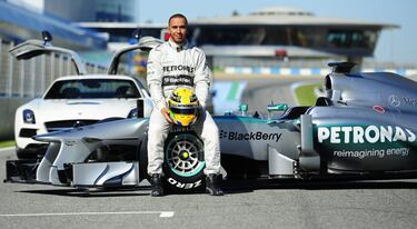 El britnico lleg a la escudera alemana sustituyendo al mito de Michael Schumacher. El adis del Kaiser le abri las puertas de Brackley tras su etapa junto a los de Woking (donde logr su primer Mundial de F1 en 2008), en una temporada donde asumi la transicin con la mirada puesta en 2014. Ese curso cambi por completo el curso del Mundial con la entrada de los motores hbridos y la unidad de potencia de Mercedes, fue el argumento que convenci a Hamilton para apostar por la escudera junto a la que ha igualado los siete ttulos del genio alemn.