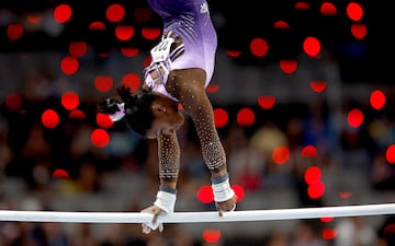 Simone Biles compite durante el Campeonato de Gimnasia de Estados Unidos.