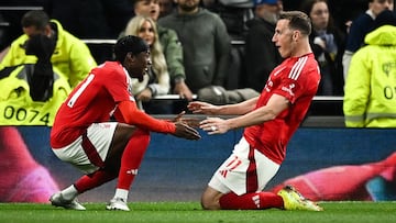 Anthony Elanga y Chris Wood, jugadores del Nottingham Forest, celebran el gol anotado por el neozelandés ante el Tottenham.