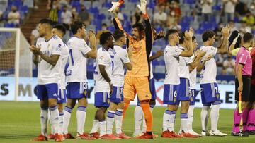 Los jugadores del Zaragoza saludan a la afici&oacute;n a su salida al campo.