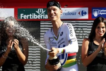 El ciclista alemán del equipo Omega Pharma-Quick Step, Tony Martín, en el podio tras imponerse en la contrarreloj de la décima etapa de la Vuelta a España disputada hoy entre el Real Monasterio de Santa María de Veruela y Borja, de 36,7 kilómetros. 