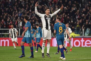 Cristiano se marcha de LaLiga, pero no por ello acaban sus enfrentamientos con el Atlético. Ya como jugador de la Juventus, el sorteo depara un nuevo cara a cara en los octavos de final de la Champions. el portugués visita por primera vez el Wanda Metropolitano completamente anulado por Giménez y Godín, que además marcan y consiguen un 2-0 aparentemente fantástico para el Atlético. Cristiano se marcha cabreado, haciendo gestos sobre el número de Champions en su palmarés y con malas caras. Y se toma la venganza en Turín el 12 de marzo de 2019 liderando una remontada muy difícil de digerir para los colchoneros. Cristiano da la vuelta a la eliminatoria con dos cabezazos y un penalti en el que no le tiembla el pulso ante Oblak. Su tercer hat-trick al esloveno (añadiendo a los dos de Champions uno en Liga en la temporada 2016-17) y una noche de pesadilla para el Atlético que propició un cambio de ciclo.  