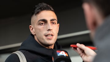 AME3253. MONTEVIDEO (URUGUAY), 04/06/2025.- El jugador de la selección de fútbol de Uruguay, Santiago Mele, habla con la prensa este miércoles en el Aeropuerto Internacional de Carrasco en Montevideo (Uruguay). La selección de fútbol de Uruguay viaja a Paraguay para las eliminatorias de la Copa del Mundo. EFE/ Sofía Torres