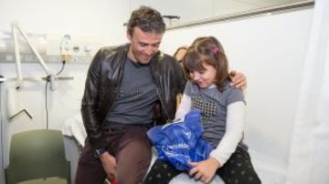 Luis Enrique se dio tiempo para compartir con algunos niños.