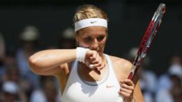 Sabine Lisicki se seca el sudor durante la final de Wimbledon.