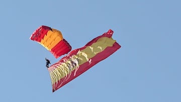 MADRID, 12/10/2021.- Un paracaidista de la Patrulla Acrobática de Paracaidismo del Ejército del Aire (PAPEA) salta sobre la plaza de Lima este 12 de Octubre en el Paseo de la Castellana de Madrid durante la celebración este martes del Día de la Fiesta Nacional. EFE/Chema Moya