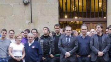 <b>COMO UNA PIÑA. </b>Toda la plantilla realista estuvo respaldada por el cuerpo técnico y la directiva en la comida de ayer.