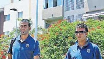 <b>EN MARCHA. </b>Manolo y Ayoze ayer, antes de que la expedición blanquiazul partiera hacia Sevilla.