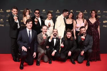 El equipo de 'Casa en llamas' posa en la alfombra roja.