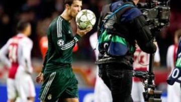 COLECCIÓN DE BALONES. Cristiano Ronaldo volvió a llevarse el balón firmado por sus compañeros del Amsterdam Arena.