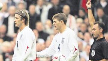 <b>¡OTRA VEZ ÉL! </b>Medina repitió y expulsó a Beckham, algo que ya hizo en la Liga ante el Valencia.