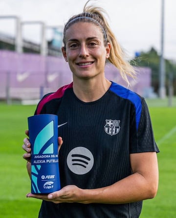 Alexia Putellas posa con el premio a mejor jugadora del mes de octubre de la Liga F.