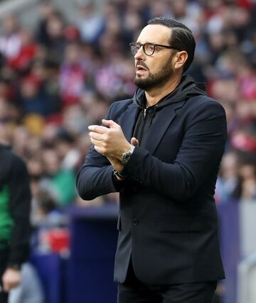 El entrenador del Getafe, Bordalás, da ánimo a sus jugadores tras el gol rojiblanco. 